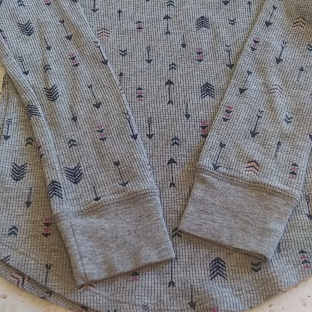 Old Navy | Heather Gray Printed Arrows Thermal Knit Long Sleeve T-Shirt | M